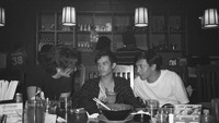 Tidak hanya akrab dengan aktor lain saat proses syuting berlangsung, Bryan juga dikenal pintar berteman. Salah satunya adalah saat Bryan dan Adipati Dolken tertangkap kamera tengah asyik makan bareng. Foto: Instagram/bryandomani_bd