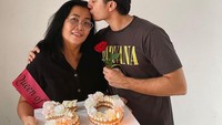 Web series yang disutradarai oleh bintang cilik Umay Shahab ini berkisah tentang hubungan sepasang kekasih yang berbeda kepercayaan. Sebaya dengan Prilly, keduanya begitu bersemangat karena yakin akan lebih mudah untuk membangun kemistri. Foto: Instagram/bryandomani_bd