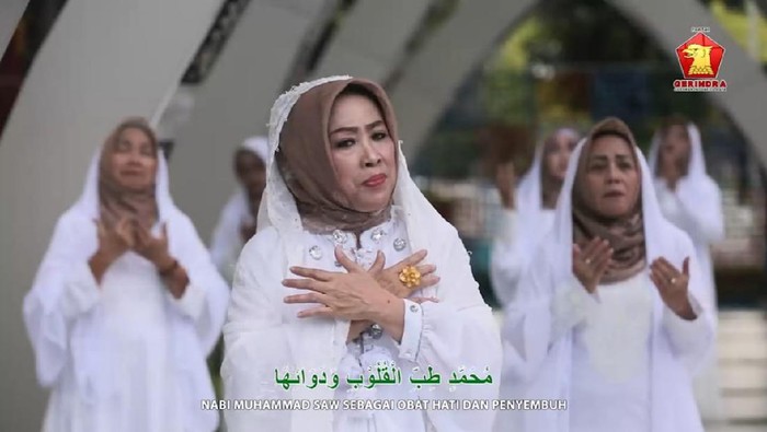Pimpinan Daerah (PD) Perempuan Indonesia Raya (PIRA) Jawa Timur merilis video berjudul Shalawat Thibbil Qulub. Ini merupakan organisasi perempuan Gerindra.