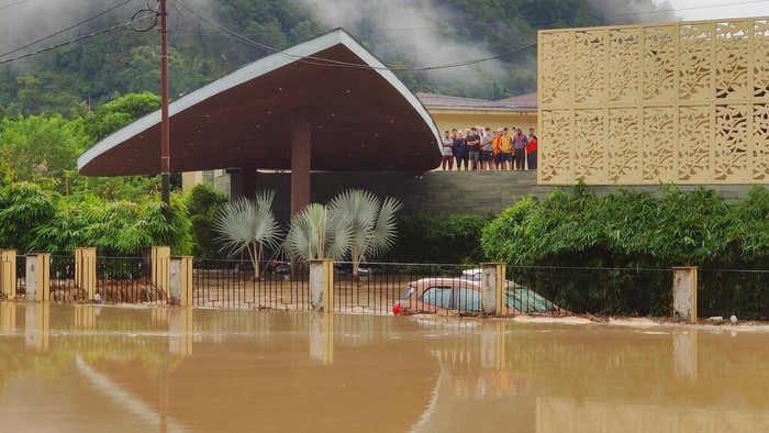 Banjir bandang dan tanah longsor menerjang kawasan India Utara. Akibat peristiwa itu, setidaknya 24 orang tewas dan belasan orang dilaporkan hilang.
