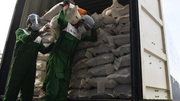 INDUSTRI OLAHAN PORANG Pekerja menata tumpukan karung yang berisi tepung porang untuk diekspor di pabrik Industri Kecil Menengah PT Hayumi Agro Indonesia di Gresik, Jawa Timur, Rabu (20/10/2021). Kementerian Perindustrian telah menyiapkan berbagai fasilitas dan pendampingan bagi penghasil tanaman porang atau pun pelaku industri olahan porang di Jatim agar dapat menembus ekspor dan saat ini olahan porang tersebut telah diekspor ke sejumlah negara di Asia seperti China, Jepang, Malaysia dan Thailand. ANTARA FOTO/Zabur Karuru/aww.