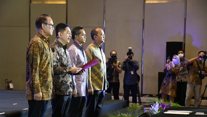 Ini Pengurus Baru Kadin Indonesia Pengurus baru Kadin resmi dilantik. Dalam susunan pengurus itu ada Wakil Menteri BUMN, Keponakan Menko Luhut, hingga Eks Kepala Bappenas dan Bos Freeport Indonesia.