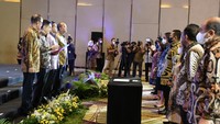 Kemudian, ada nama Pandu Sjahrir, keponakan Menko Kemaritiman dan Investasi Luhut Binsar Pandjaitan. Pandu sebagai  Kepala Badan Pengembangan Keuangan Digital. Lalu ada Presiden Direktur Freeport Indonesia Tony Wenas sebagai  Wakil Ketua Umum Bidang Investasi.