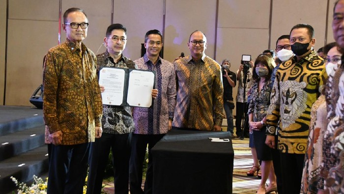 Ini Pengurus Baru Kadin Indonesia Pengurus baru Kadin resmi dilantik. Dalam susunan pengurus itu ada Wakil Menteri BUMN, Keponakan Menko Luhut, hingga Eks Kepala Bappenas dan Bos Freeport Indonesia.