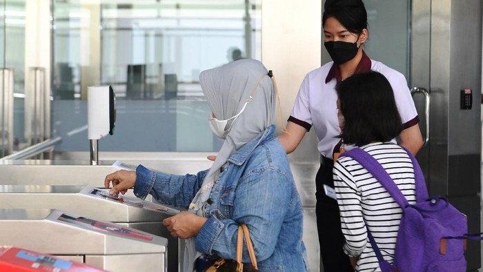 Penumpang menaiki LRT Jakarta di Stasiun Pegangsaan Dua, Jakarta, Selasa (19/10/2021). PT LRT Jakarta selaku anak usaha PT Jakarta Propertindo (Jakpro) berharap dengan adanya integrasi tarif antarmoda dengan TransJakarta dapat meningkatkan jumlah warga yang beralih ke angkutan umum. ANTARA FOTO/Hafidz Mubarak A/rwa.