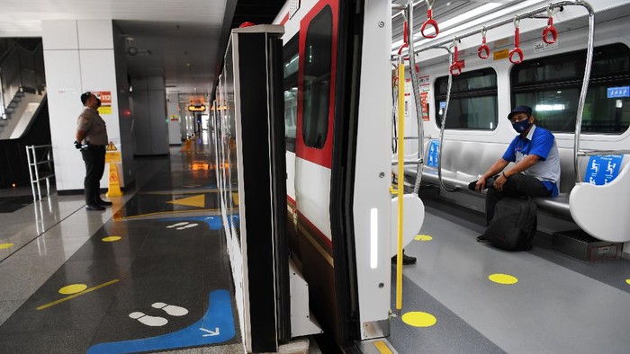 Penumpang menaiki LRT Jakarta di Stasiun Pegangsaan Dua, Jakarta, Selasa (19/10/2021). PT LRT Jakarta selaku anak usaha PT Jakarta Propertindo (Jakpro) berharap dengan adanya integrasi tarif antarmoda dengan TransJakarta dapat meningkatkan jumlah warga yang beralih ke angkutan umum. ANTARA FOTO/Hafidz Mubarak A/rwa.