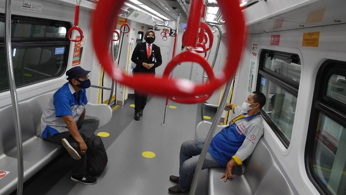 INTEGRASI TARIF LRT JAKARTA Penumpang menaiki LRT Jakarta di Stasiun Pegangsaan Dua, Jakarta, Selasa (19/10/2021). PT LRT Jakarta selaku anak usaha PT Jakarta Propertindo (Jakpro) berharap dengan adanya integrasi tarif antarmoda dengan TransJakarta dapat meningkatkan jumlah warga yang beralih ke angkutan umum. ANTARA FOTO/Hafidz Mubarak A/rwa.