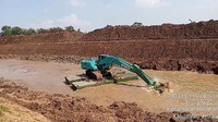 Pekerjaan infrastruktur pengendali banjir di antaranya meliputi galian alur, pengerukan penampang sungai, pelebaran alur sungai, pekerjaan parapet (dinding sungai), pembangunan site pile serta pembangunan pos hidrologi. Kegiatan konstruksi dilaksanakan selama 375 hari kalender sejak dimulai kontrak pekerjaan 17 November 2020 oleh kontraktor PT Marinda-PT Visitama (KSO). Tercatat hingga 15 Oktober 2021 progres fisiknya sudah mencapai 97,26%.