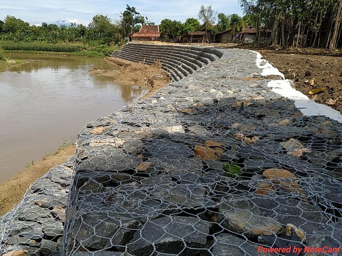 Kementerian PUPR melalui Balai Besar Wilayah Sungai Pemali Juana tengah membangun prasarana pengendali banjir di sejumlah Daerah Aliran Sungai di Jawa Tengah.