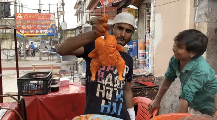 Jajan Ayam Goreng di Pinggir Jalan India, Netizen Salfok Kerumunan Lalatnya