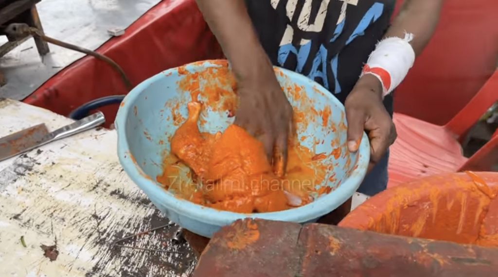 Jajan Ayam Goreng di Pinggir Jalan India, Netizen Salfok Kerumunan Lalatnya