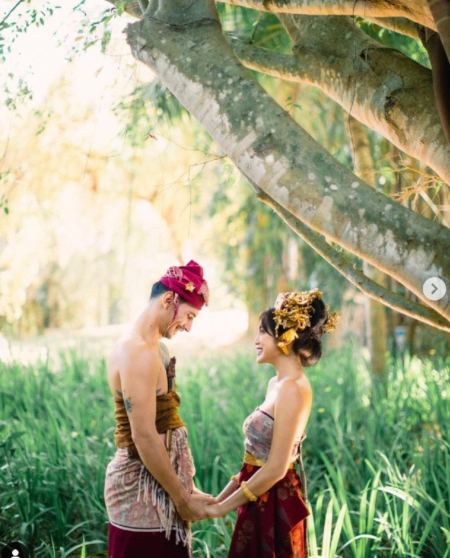 “Mohon doanya bagi kami untuk segera memulai kehidupan baru sebagai suami dan istri. Agar langgeng bertumbuh bersama dalam rumah tangga yang penuh cinta kasih sampai selama-lamanya. Terima kasih,” demikian Jessica Iskandar menulis di keterangan fotonya di Instagram @inijedar. Foto: Dok. Instagram @inijedar