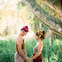 “Mohon doanya bagi kami untuk segera memulai kehidupan baru sebagai suami dan istri. Agar langgeng bertumbuh bersama dalam rumah tangga yang penuh cinta kasih sampai selama-lamanya. Terima kasih,” demikian Jessica Iskandar menulis di keterangan fotonya di Instagram @inijedar. Foto: Dok. Instagram @inijedar