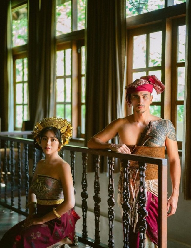 Melalui unggahan di Instagram desainer Indira Laksmi mengungkapkan konsep busana adat Bali yang dipakai Jessica Iskandar untuk foto prewedding. Jedar, demikian dia biasa disapa, memakai koleksi terbarunya yaitu idup panak series. Foto: Dok. Instagram @inijedar