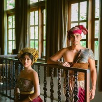 Melalui unggahan di Instagram desainer Indira Laksmi mengungkapkan konsep busana adat Bali yang dipakai Jessica Iskandar untuk foto prewedding. Jedar, demikian dia biasa disapa, memakai koleksi terbarunya yaitu idup panak series. Foto: Dok. Instagram @inijedar