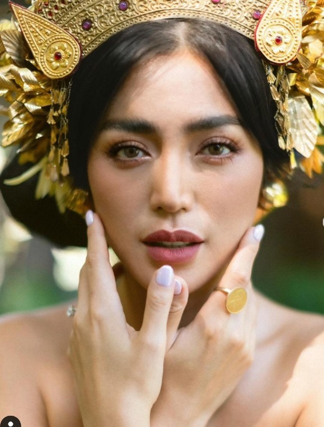 Jessica Iskandar menjelma menjadi gadis Bali dengan hiasan kepala Petitis. Makeup flawless jadi pilihannya untuk foto prewedding terbarunya ini. Foto: Dok. Instagram @inijedar