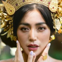 Jessica Iskandar menjelma menjadi gadis Bali dengan hiasan kepala Petitis. Makeup flawless jadi pilihannya untuk foto prewedding terbarunya ini. Foto: Dok. Instagram @inijedar
