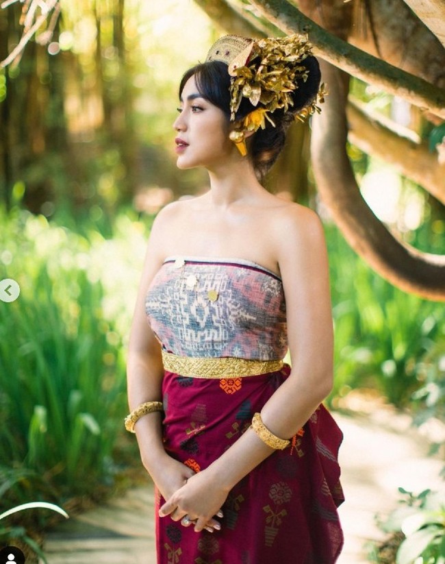 Dalam foto prewedding tersebut, Jessica Iskandar dan Vincent Verhaag mengenakan busana adat Bali dari Indira Laksmi. Desainer tersebut populer dengan karyanya baju adat klasik dan kontemporer Bali. Foto: Dok. Instagram @inijedar