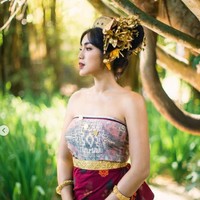 Dalam foto prewedding tersebut, Jessica Iskandar dan Vincent Verhaag mengenakan busana adat Bali dari Indira Laksmi. Desainer tersebut populer dengan karyanya baju adat klasik dan kontemporer Bali. Foto: Dok. Instagram @inijedar