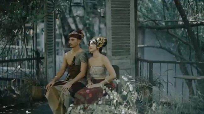 Kain songket Bali berwarna merah. Menurut sang desainer kain tersebut adalah kain Idup Anak, salah satu kain khas Tenganan Pegringsingan Karangasem Bali. Tenun ini memanfaatkan benang sisa gringsing yg ditenun kembali dengan teknik single ikat khas kain idup anak.  Foto: Dok. Instagram @inijedar