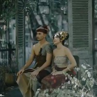 Kain songket Bali berwarna merah. Menurut sang desainer kain tersebut adalah kain Idup Anak, salah satu kain khas Tenganan Pegringsingan Karangasem Bali. Tenun ini memanfaatkan benang sisa gringsing yg ditenun kembali dengan teknik single ikat khas kain idup anak.  Foto: Dok. Instagram @inijedar