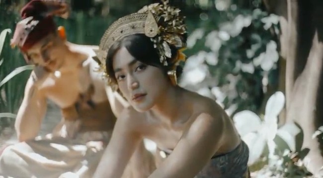 Inilah penampilan Jessica Iskandar dan Vincent Verhaag saat berpose dengan baju adat Bali untuk pemotretan prewedding terbaru. Deretan foto prewedding ini diunggah keduanya sekaligus mengumunkan rencana pernikahan mereka. Foto: Dok. Instagram @inijedar