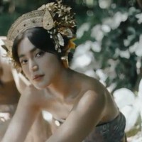 Inilah penampilan Jessica Iskandar dan Vincent Verhaag saat berpose dengan baju adat Bali untuk pemotretan prewedding terbaru. Deretan foto prewedding ini diunggah keduanya sekaligus mengumunkan rencana pernikahan mereka. Foto: Dok. Instagram @inijedar
