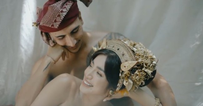 “Semoga kita bisa menjadi keluarga yang tentram dalam cinta kasih dan kasih sayang. Bersatu dan bertumbuh bersama dalam kasih Tuhan. Aku sayang kamu @inijedar,” tulis Vincent di Instagram. Foto: Dok. Instagram @inijedar