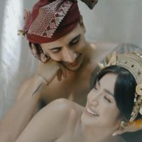 “Semoga kita bisa menjadi keluarga yang tentram dalam cinta kasih dan kasih sayang. Bersatu dan bertumbuh bersama dalam kasih Tuhan. Aku sayang kamu @inijedar,” tulis Vincent di Instagram. Foto: Dok. Instagram @inijedar