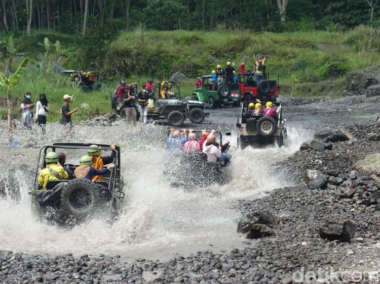 Main Basah-basahan dengan Wisata Jip Lereng Merapi