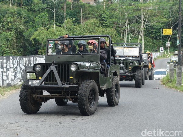 Para wisatawan nampak menikmati saat jip melaju di jalan batu dan sungai. (Jauh Hari Wawan S/detikcom) Para wisatawan nampak menikmati saat jip melaju di jalan batu dan sungai. (Jauh Hari Wawan S/detikcom)