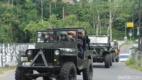 Para wisatawan nampak menikmati saat jip melaju di jalan batu dan sungai.  (Jauh Hari Wawan S/detikcom)