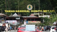 Geliat pariwisata mulai nampak di Kabupaten Sleman. Jip wisata lava tour Merapi diserbu wisatawan pada momen libur Maulid Nabi Muhammad SAW. (Jauh Hari Wawan S/detikcom)