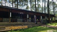 Di dalamnya terdapat restoran dan penginapan yang menawarkan pemandangan deretan pohon pinus. 