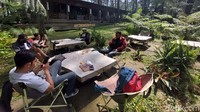 Suasana sejuk terasa di area objek wisata tersebut. Meskipun pada libur kali ini kunjungan wisatawan tak terlalu ramai sehingga terasa lebih eksklusif.