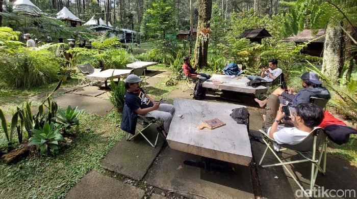 Kala Wisatawan Nikmati Sejuknya Alam Lembang Saat Libur Maulid Nabi Libur Maulid Nabi dimanfaatkan wisatawan untuk berlibur ke kawasan Lembang, Kabupaten Bandung Barat. Salah satunya di wisata Terminal Wisata Grafika Cikole (TWGC).