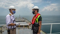 Direktur Utama Samudera Indonesia Bani M Mulia (kanan) berbincang dengan Kapten Kapal Hanung Wibowo (kiri) saat meninjau kesiapan operasional kapal kargo curah MV Amanah Morowali yang tengah berlabuh jangkar sekitar empat mil laut di perairan Laut Jawa, Semarang, Jawa Tengah, Selasa, (19/10/2021).