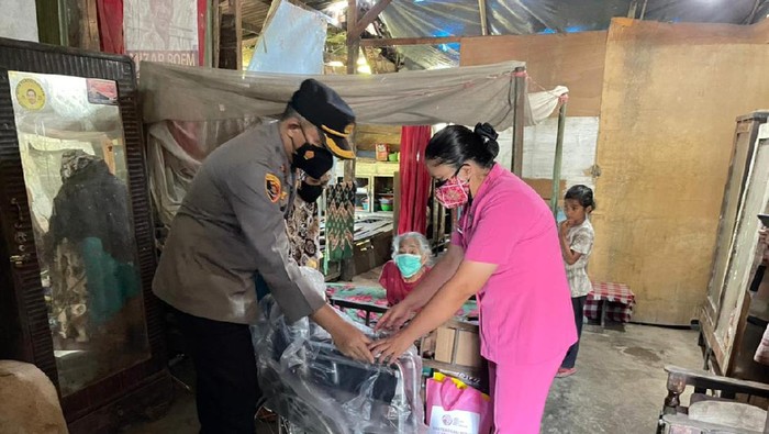 Kapolres Sinjai AKBP Iwan Irmawan dan Ketua Bhayangkari Cabang Sinjai  Tungga Dewi Iwan antarkan kursi roda hadiah istri Kapolri untuk Nenek Tari.