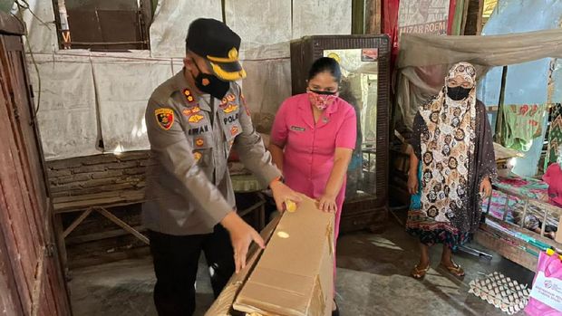 Kapolres Sinjai AKBP Iwan Irmawan dan Ketua Bhayangkari Cabang Sinjai  Tungga Dewi Iwan antarkan kursi roda hadiah istri Kapolri untuk Nenek Tari.
