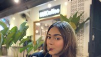 Semua tudingan tentang pelakor atau merusak hubungan orang ia sebut tidak benar sama sekali. Di Instagramnya sendiri, ia masuh antif membagikan momennya sehari-hari termasuk saat sedang ngopi. Foto: Instagram @thalitalatief