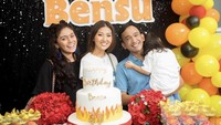  Sempat hadir ke acara ulang tahun Ruben Onsu yang mewah beberapa tahun lalu. Thalita abadikan momen seru saat sedang berpose di depan kue ulang tahun bersama Ruben dan keluarga. Foto: Instagram @thalitalatief