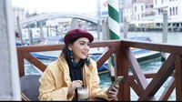 Begini cantiknya Thalita saat sedang ngopi di Italia. Gayanya juga stylish dan pastinya kece abis Foto: Instagram @thalitalatief