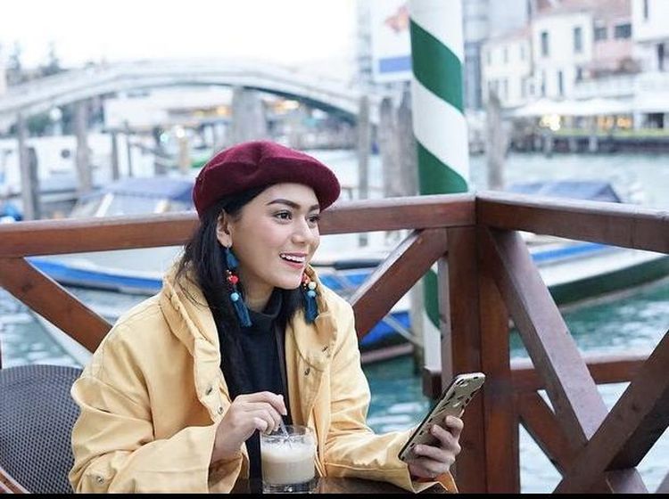 Kecenya Pose Thalita Latief saat Ngopi di Italia dan Prancis￼