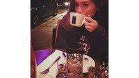 Terakhir ini momen seru sekaligus tak terlupakan bagi Thalita saat sedang menikmati kopi di Prancis. Foto: Instagram @thalitalatief