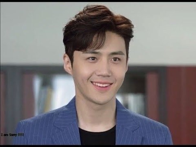 Kim Seon Ho muncul pertama kali di televisi pada 2017 melalui peran drama komedi romansa KBS berjudul Strongest Deliveryman. Dia berperan sebagai Oh Jin-kyu. Foto: Dok. Instagram