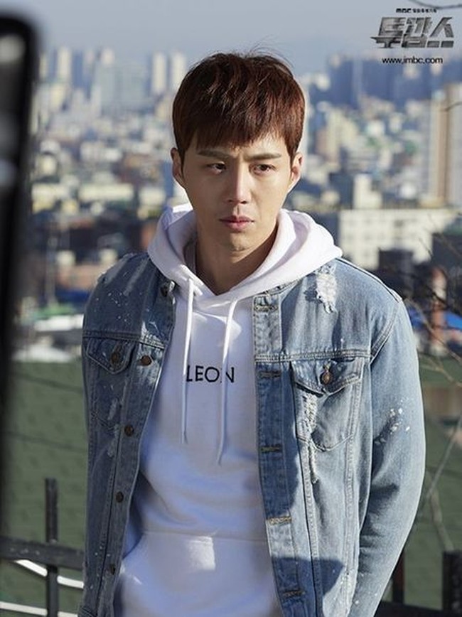 Pada 2017, dia juga membintangi drama Korea Two Cops. Melalui aktingnya di drakor tersebut, Kim Seon Ho mendapatkan dua penghargaan di MBC Drama Awards 2017. Salah satunya aktor pendatang baru terbaik. Foto: Dok. Instagram