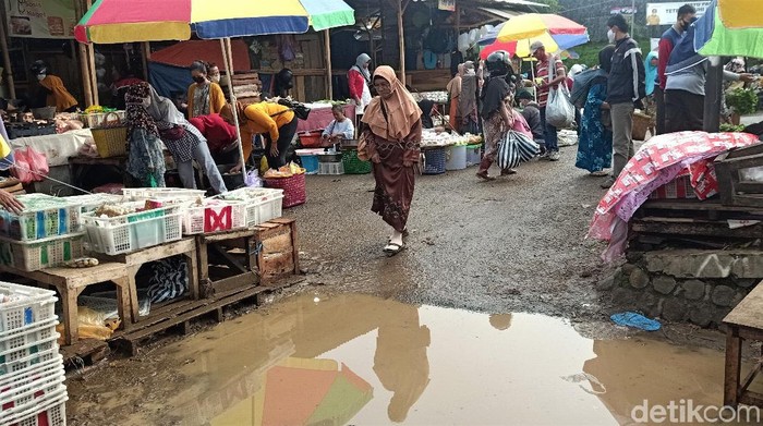 Pasar sayur darurat di Banjarnegara terendam banjir kemarin malam hingga dini hari. Bagaimana kondisinya saat ini usai direndam banjir?