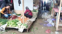 Air diketahui baru surut sekitar pukul 04.00 WIB pagi tadi. Namun terlihat hingga saat ini pasar masih sangat becek dan sulit dilalui karena licin.