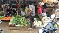 Di tempat yang sama, Ketua Paguyuban Pedagang Pasar sayur Banjarnegara, Wahyuningsih, mengatakan banyak pedagang yang mengeluhkan kondisi pasar saat ini. Terlebih saat memasuki musim hujan.
