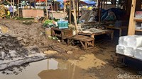 Kondisi Pasar darurat yang berada di depan Stadion Sumitro Kolopaking saat ini masih menyisakan genangan di beberapa titik. Tampak juga sebagian atap bocor, Rabu (20/10/2021).